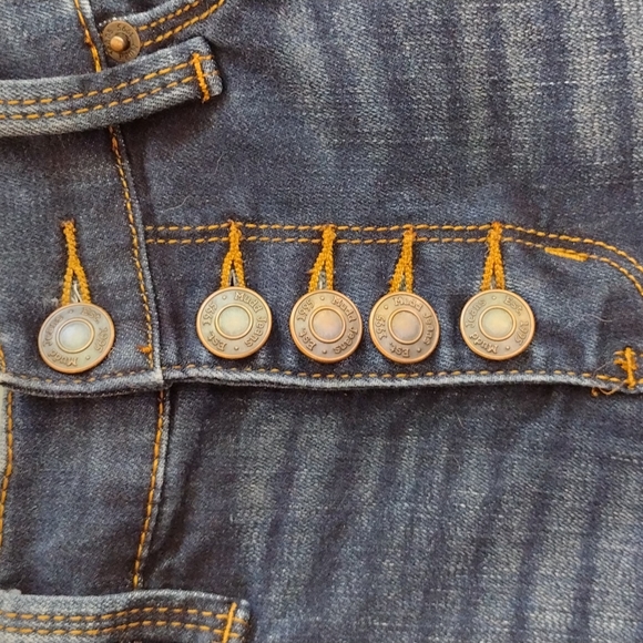 Women's Mudd size 3 dark wash 5 button cuff short - Picture 3 of 5
